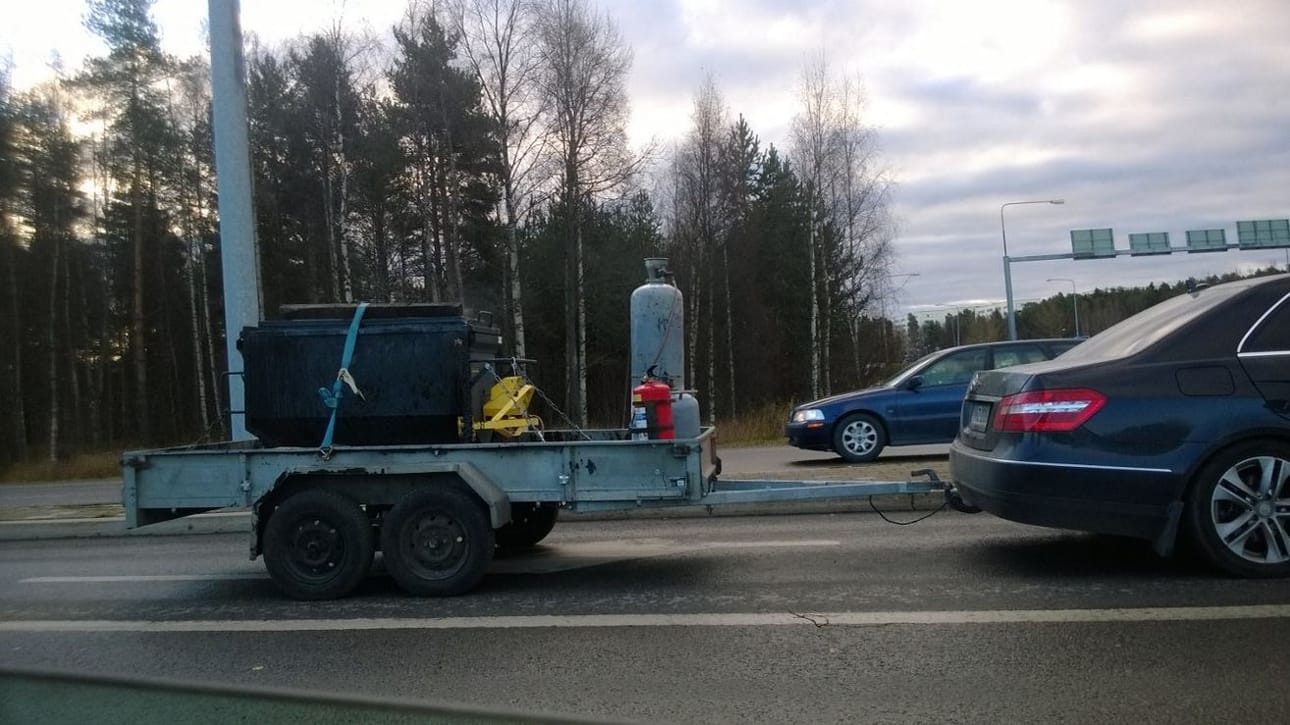 Onkohan kuljetus laillinen, kummeksuu kuvan ottanut lukija.