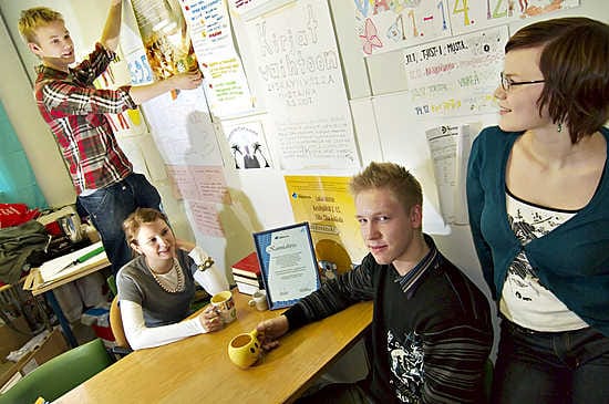 Suomen lukiolaisten liitto myönsi kolmen vuoden välein jaettavan parhaan oppilaskunnan tittelin Lyseonpuiston oppilaskunnalle. Teppo Säkkinen (vas.), Hanna Hyvärinen, Ville Aula ja Riikka Arola kahvittelevat oppikaskunnan toimistolla, jonka seinät ovat vuorautuneet umpeen eri projekteista.