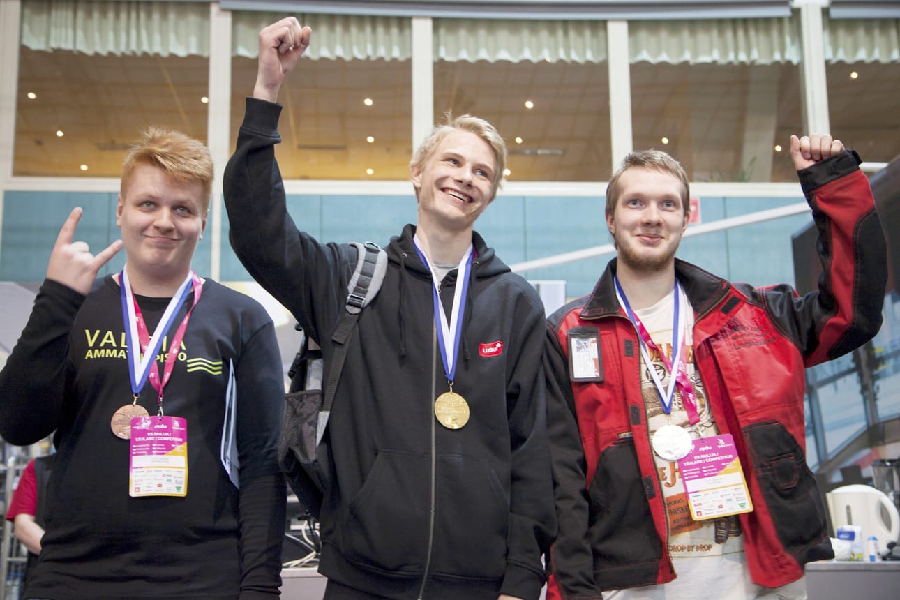 TaitajaPLUS-sarjan mitalikolmikko Johannes Sorvari, pronssia, Eetu Laukka, kultaa ja Toni Koivisto, hopeaa. Kuva: Saana Rautiainen