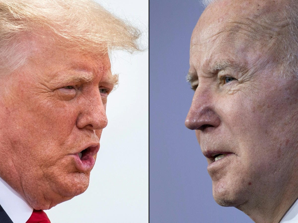 Presidentti Joe Bidenin mukaan poliisit olivat vuoden 2021 loppiaisen todelliset sankarit, kun taas silloinen presidentti Donald Trump seurasi tapahtumia kolmen tunnin ajan yksityisen ruokasalinsa suojista. LEHTIKUVA/AFP