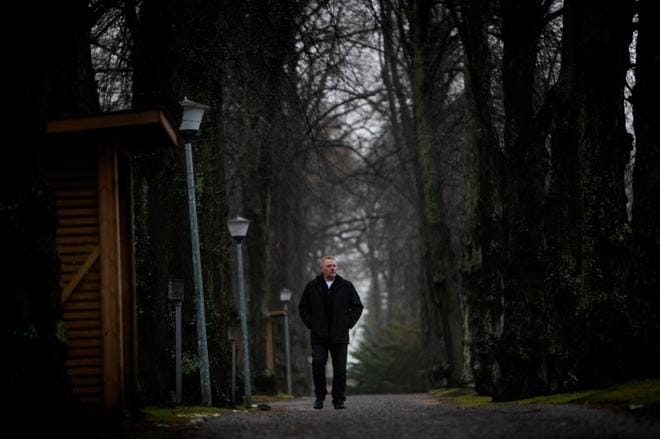 – Käyn täällä kerran kuussa. Oikeastaan aina silloin, kun itsellä on vaikeaa. Tulen nollaamaan tilanteen ja huomaamaan, että loppupeleissä vaikeudet ovatkin pieniä. Tietysti omaisten haudoilla käyn useammin, Jukka Mäkynen sanoo. KUVAT: JAAKKO ELENIUS