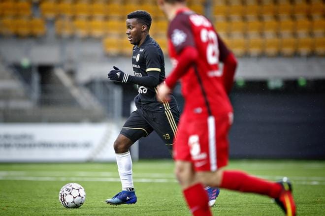 SJK:n Obed Malolo katsoo tällä tietoa lähes koko liigakauden sivusta. Kuva Tomi Kosonen.