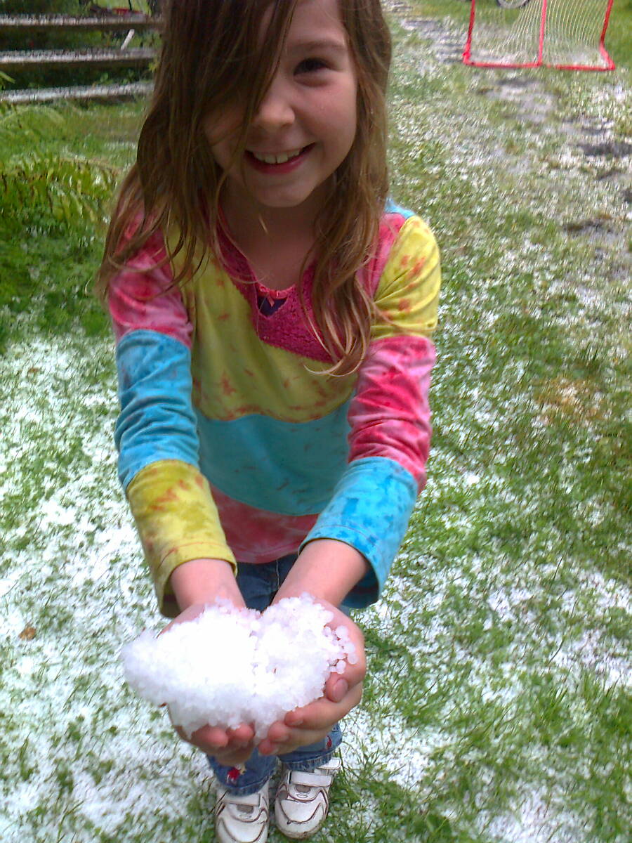 Milla Kotajärvi ihmettelee raekuuron jälkiä Kiimingissä.