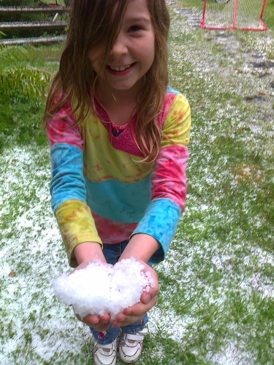 Milla Kotajärvi ihmettelee raekuuron jälkiä Kiimingissä.