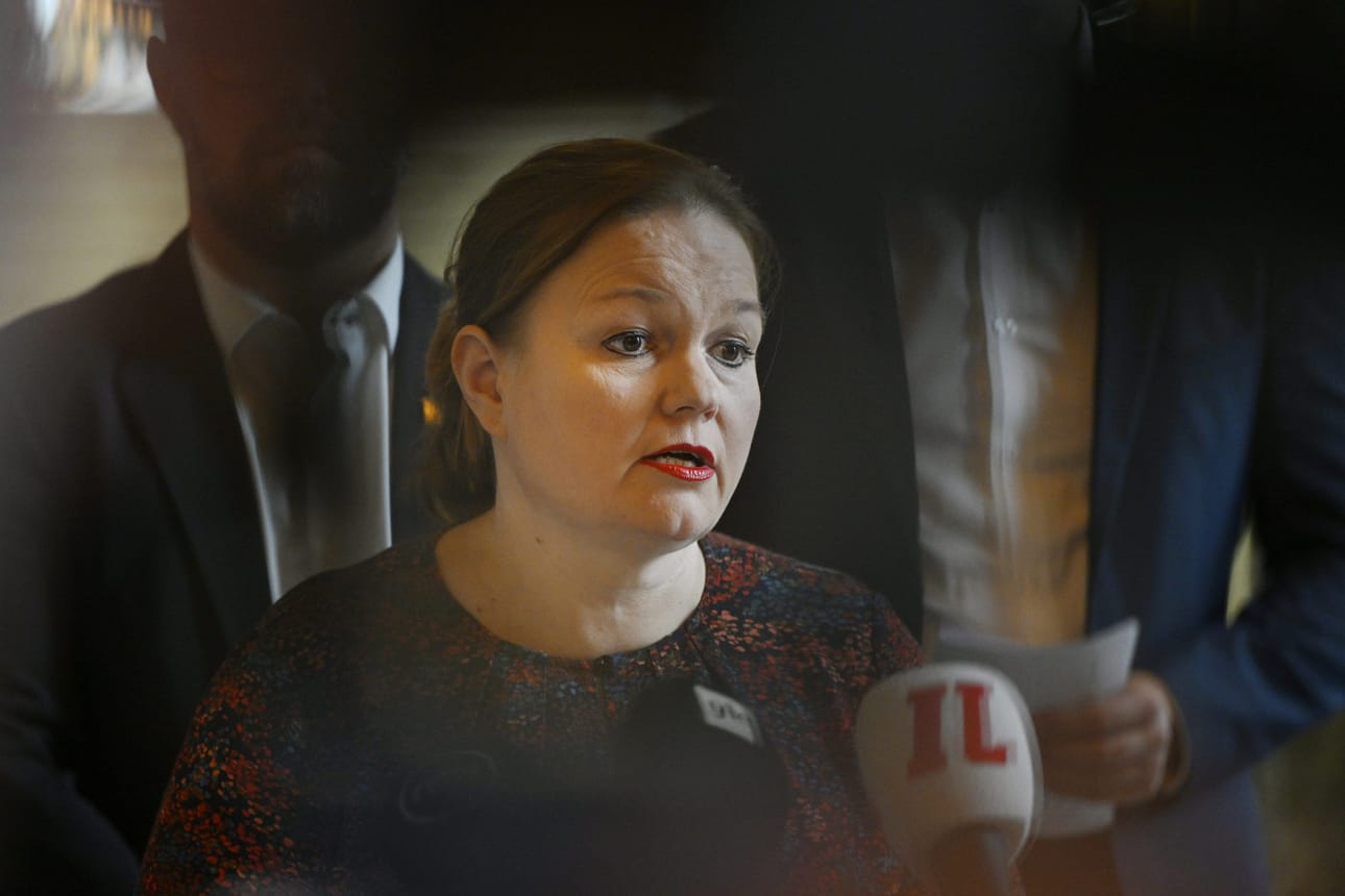 SDP:n Krista Kiuru sosiaali- ja terveysvaliokunnan oppositioedustajien tiedotustilaisuudessa eduskunnassa Helsingissä. LEHTIKUVA / ANTTI AIMO-KOIVISTO
