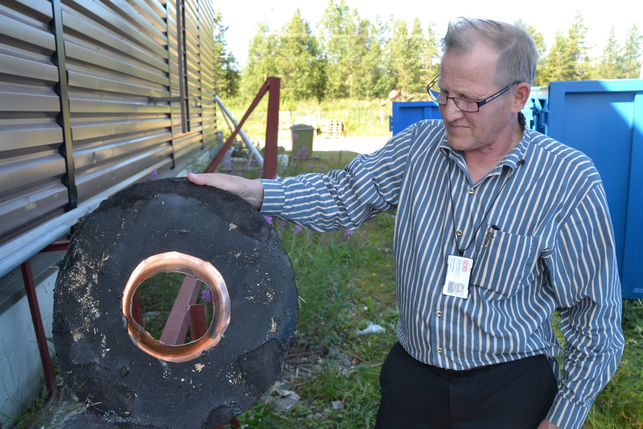Kyösti Leinonen näyttää kuparia sisältävää kattokaivoa, jollaisia anastettiin Kuusamon kaupungin varikolta.