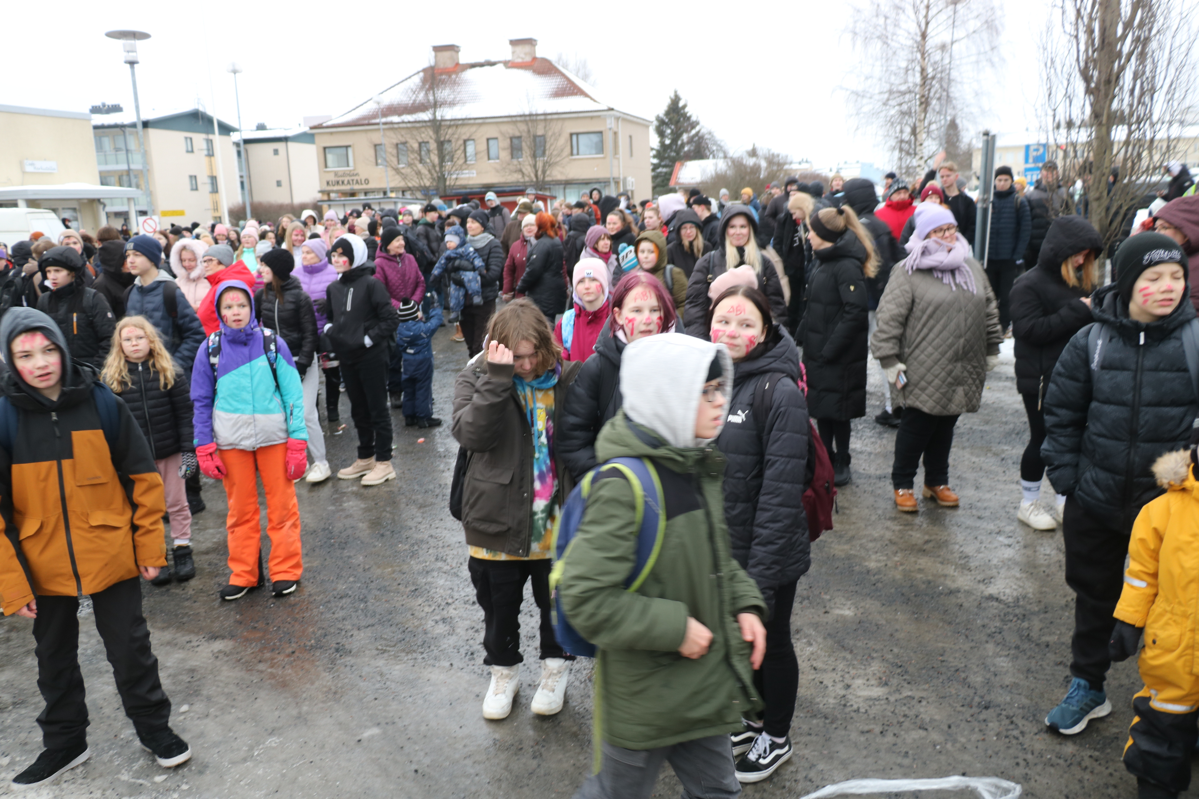 Ala- ja yläkoulujen oppilaat odottivat innokkaasti Oulaisten torille saapuvia abeja.