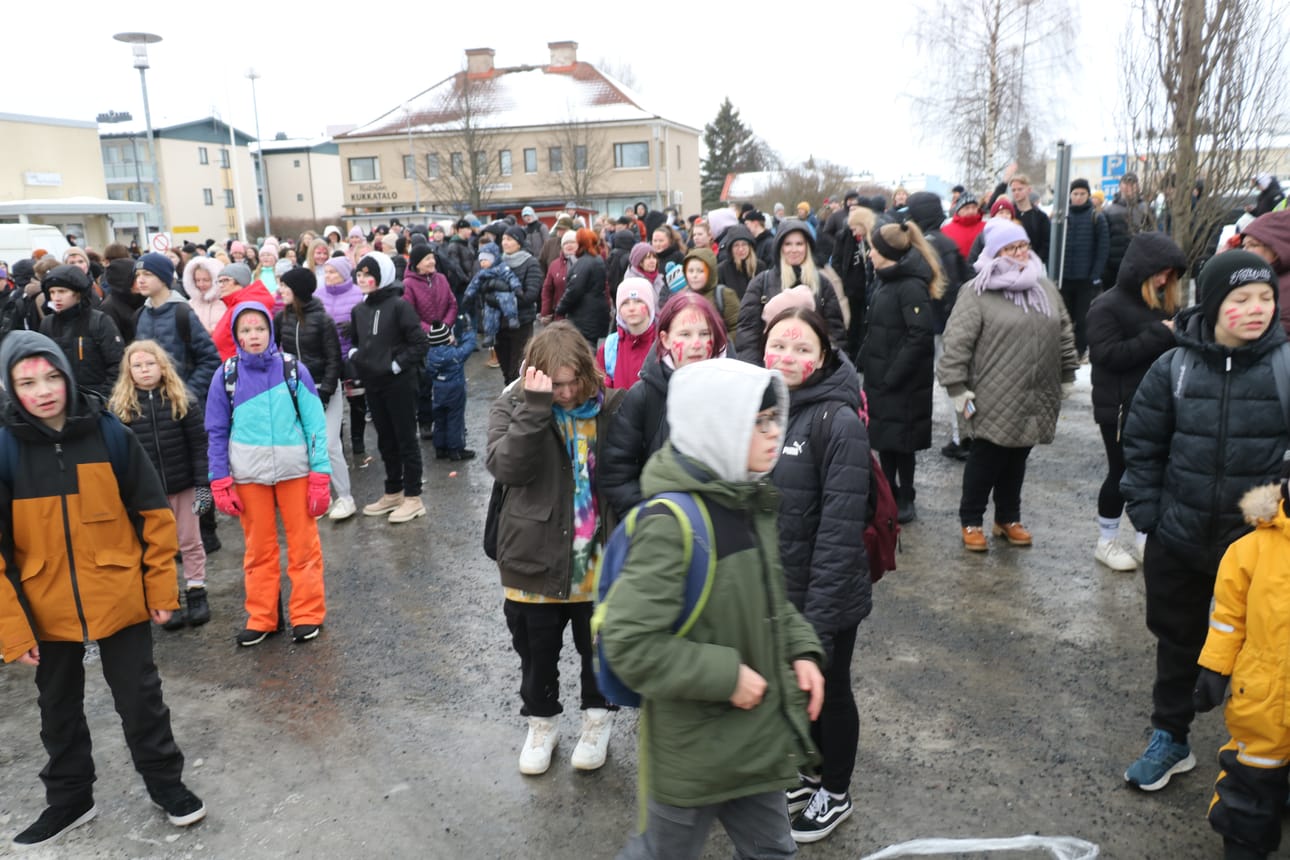 Ala- ja yläkoulujen oppilaat odottivat innokkaasti Oulaisten torille saapuvia abeja.