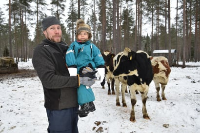 Lypsykarjatilan yrittäjä Sami Lohilahti palkittiin Taivalkoskella – yrittäjäpalkinto jaettiin sinnikkyydestä pärjätä maatalouden vaatimuksissa