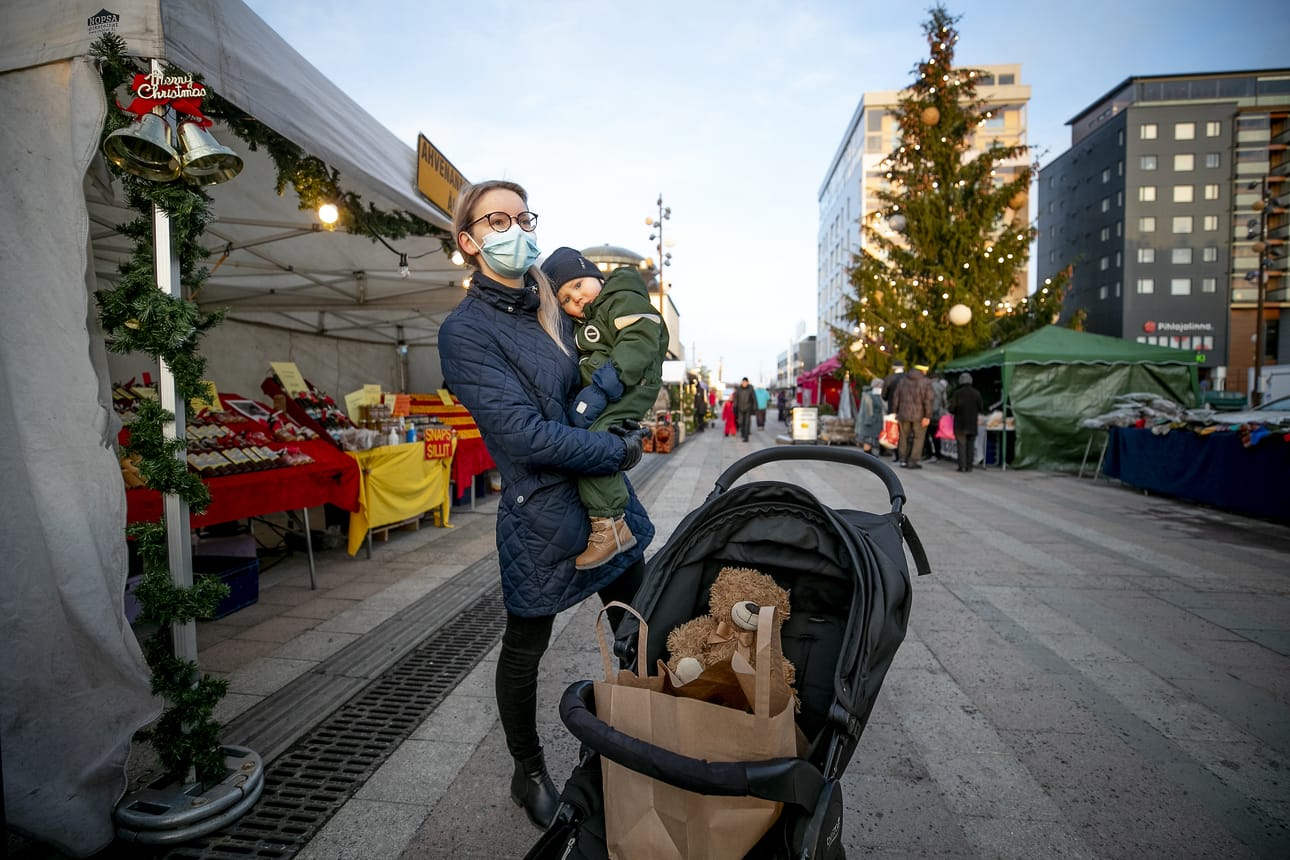 Jonna Yli-Torkko haki Juuso-pojan kanssa joulukranssin Seinäjoen torilta. Kyse oli täsmäiskusta.