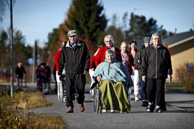 Esperi hoivakoti Ilkan asukkaita kävi ulkoilemassa tiistaina. Edessä vasemmalta Eero Juonoja, Risto Panttila ja lähihoitaja Marjo Myllyniemi sekä Eeva-Liisa Mäki-Välkkilä. KUVA: TOMI KOSONEN
