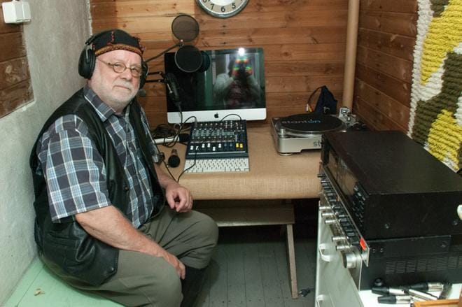 Alavutelaisen Raimo Joensuun Suomen pienin radiostudio on lähetintä vaille valmis. KUVA:MINNA HIIRONEN
