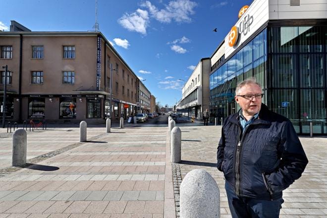 Keskuskatu on kuristettu Keskustorin kulmalta yksikaistaiseksi kivipilareilla. Suunnittelupäällikkö Keijo Kaistilan mukaan ajonopeudet tutkitaan. KUVAT: KARI LÖFHJELM
