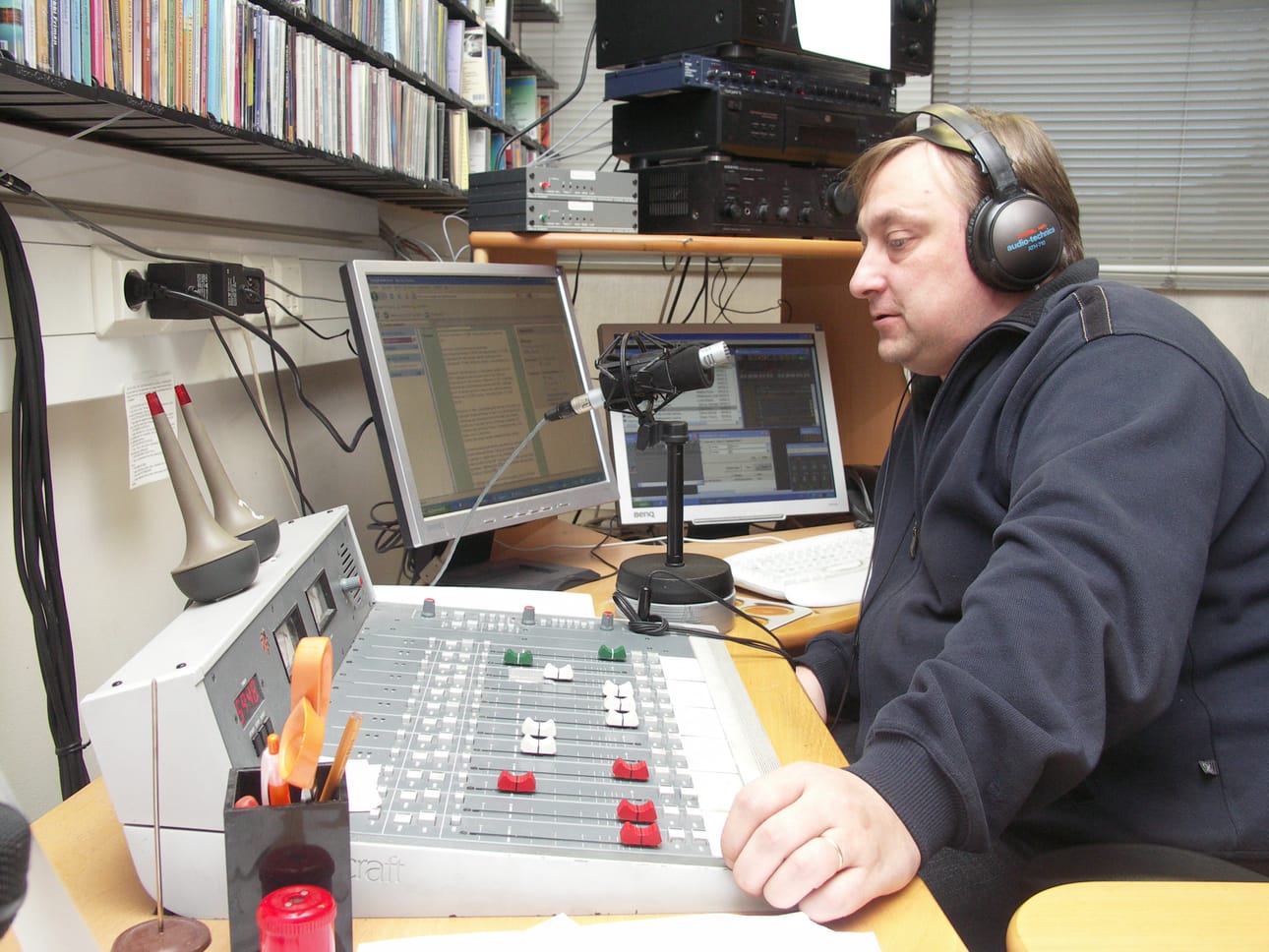 Radio Pookia voi torstaista alkaen kuunnella myös Rovaniemellä. Toimittaja Paavo Törmi suorassa lähetyksessä Radio Pookin Raahen studiosta vuonna 2009.