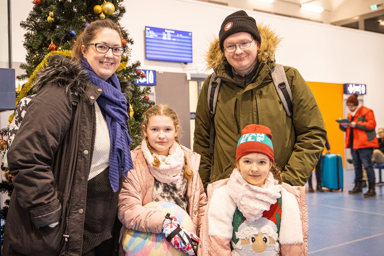 Geneva, Holly, Bess ja Barry jatkoivat matkaansa pikapyrähdykselle Suomulle. Matkalla oli nähtävä ainakin joulupukki ja koettava moottorikelkkailua.
