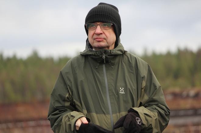 Akatemiaprofessori Markku Kulmala tutustui Soinin Naarasnevalle pystytettyyn tutkimusasemaan maanantaina. Kuva: Reijo Heikkilä