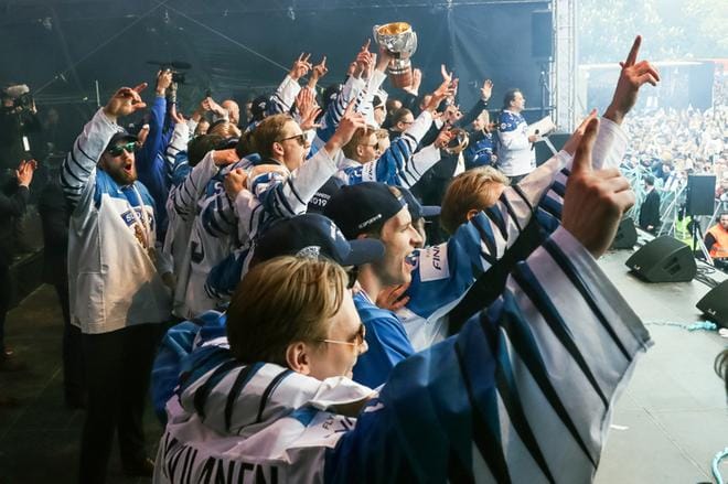 Sisäsataman lavalla nähdään vaasalaiset jääkiekon maailmanmestarit Miika Koivisto, Joel Kiviranta ja Mikko Manner. KUVA: SUOMEN JÄÄKIEKKOLIITTO