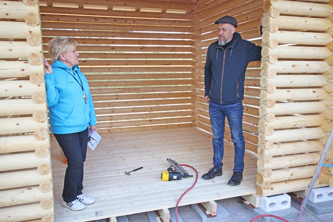 Tapahtumasihteeri Hannele Riihimäki (vasemmalla) sekä kirjasto- ja kulttuurijohtaja Janne Nevala pitävät parilatojen hankintaa onnistuneena lisänä kulttuuripuiston alueelle.