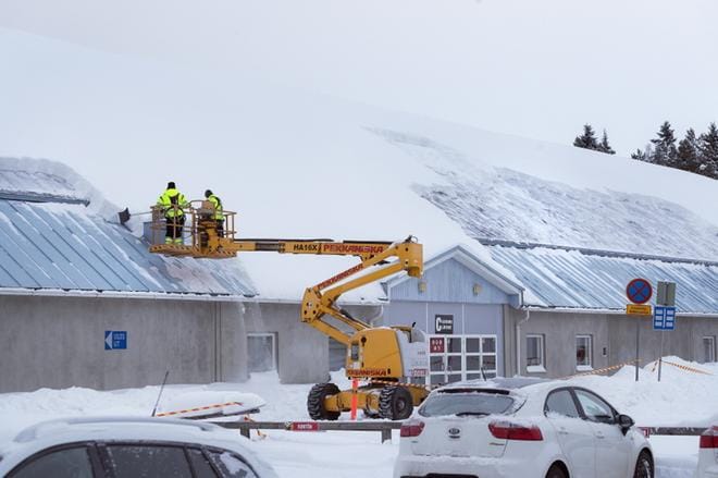 Kilpahallin katolla on eniten lunta ison parkkipaikan puoleisella lappeella. Kinostunutta lunta on paikoin lähes metrin kerros. KUVAT: JARNO PELLINEN