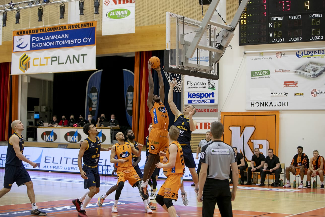 Simeon Carterin näyttävät donkit ovat siivittäneet Karhu Basketin mainiota alkukautta.