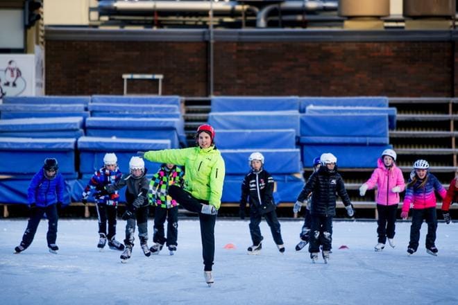 Taitoluisteluohjaaja Taija Alfthan opetti Seinäjoen alakoululaisille liukuharjoituksia valtakunnallisen Ice Skating -luistelukiertueella. KUVAT: JAAKKO ELENIUS