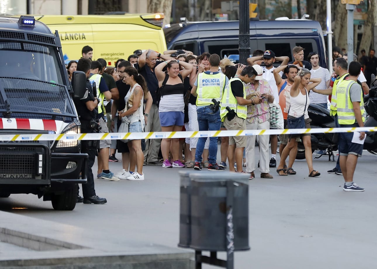 Poliisit rajasivat terrori-iskun alueen ja tarkastivat ihmisten henkilöllisyyksiä heti tragedian jälkeen illalla. Las Ramblas -kävelykatu kuhisee aina ihmisiä monista maista.