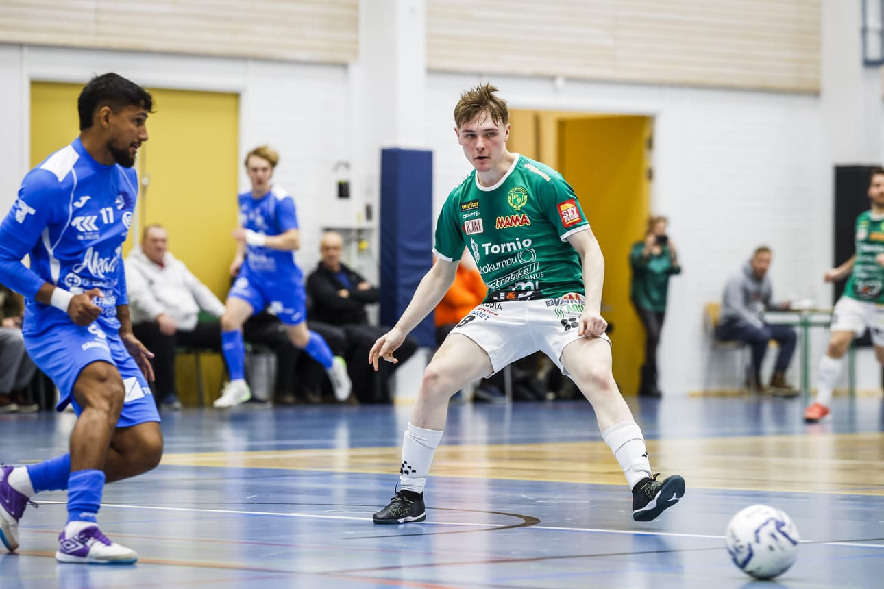 Eetu Lehtinen laukoi Tornion Palloveikkojen johtomaalin kun ottelun aloituspotkusta oli ehtinyt vierähtää vain kymmenen sekuntia. Lehtinen teki kaksi maalia ja syötti yhden.