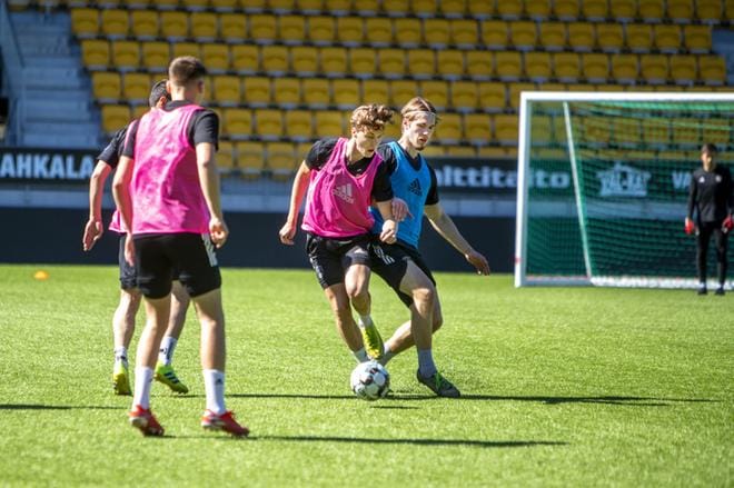 SJK:n Aatu Kujanpää ja Jeremiah Streng hakivat maanantaina tuntumaa koko joukkueen yhteisharjoitteluun. KUVA: TANJA KORPELA