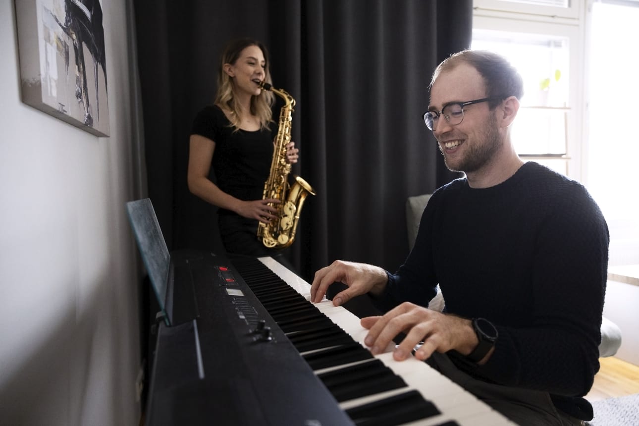 Musiikki on Oona Tammelle ja Juho Tommilalle yhteinen intohimon kohde. Muutoin heidän elämäänsä ohjaa pitkälti jääkiekko.