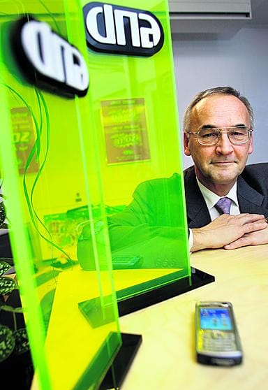 Riskit jaetaan. Dna:sta ei tule karvalakkioperaattoria, sillä vahvuutemme on brändissä. Lisäarvopalveluita tuotamme muiden partnereiden kanssa ja jaamme samalla riskiä, kertoo Finnetin toimitusjohtaja Jan-Erik Frostdahl.