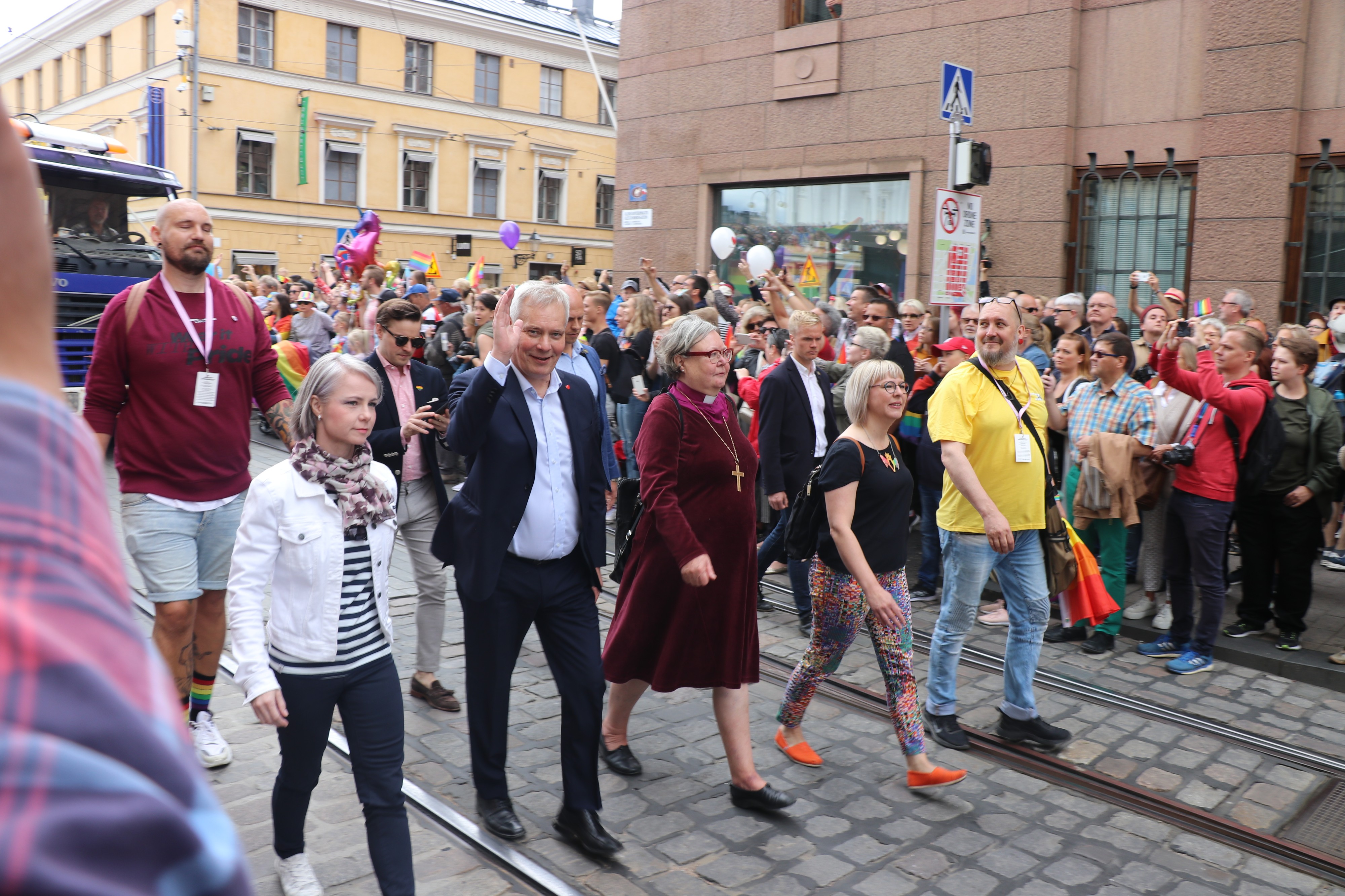Pääministeri Antti Rinne kulki Pride-kulkueen etujoukoissa yhdessä puolisonsa Heta Ravolainen-Rinne kanssa. Samassa rintamassa olivat myös Helsingin entinen piispa Irja Askola sekä sosiaali- ja terveysministeri Aino-Kaisa Pekonen.