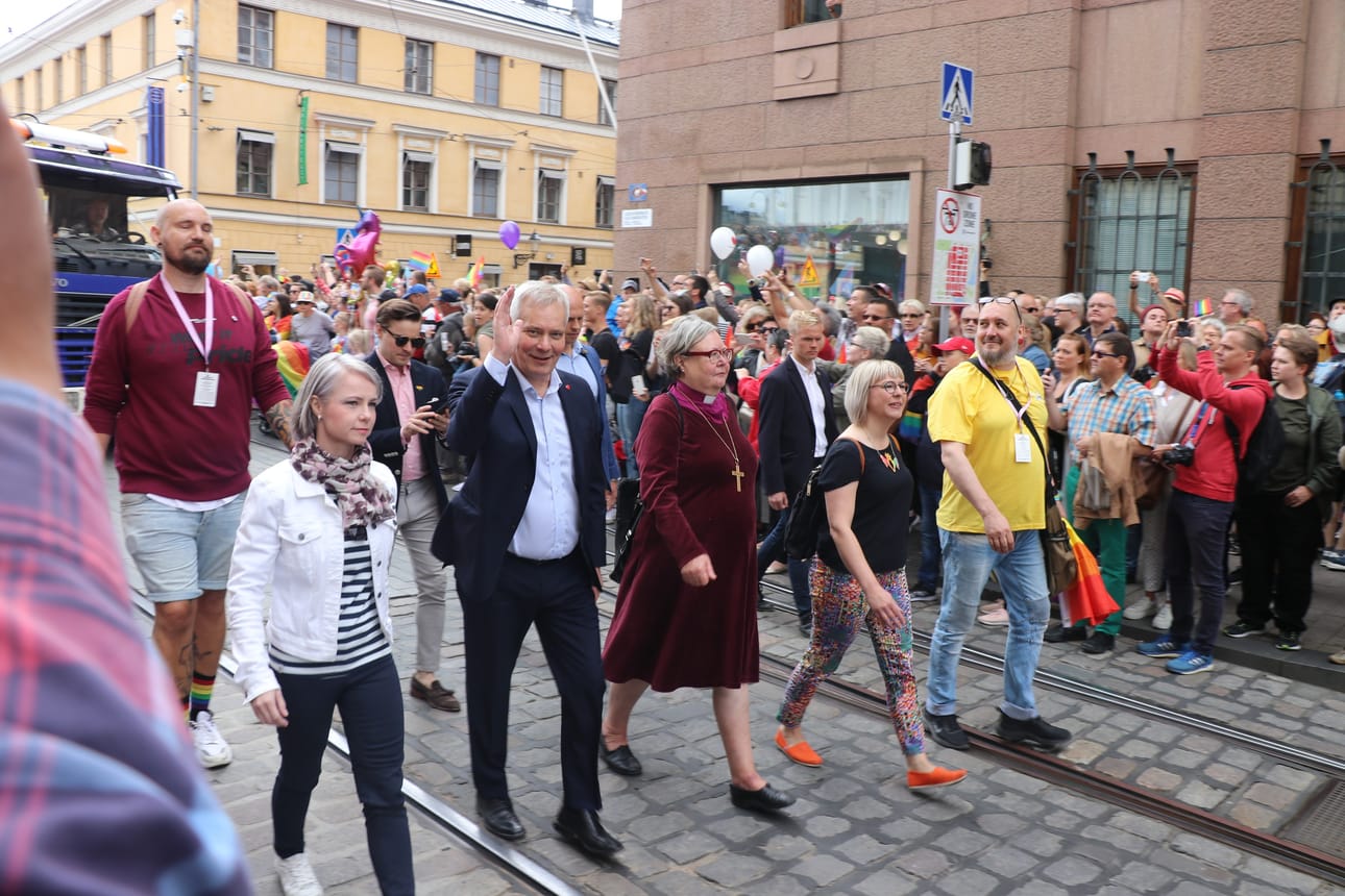 Pääministeri Antti Rinne kulki Pride-kulkueen etujoukoissa yhdessä puolisonsa Heta Ravolainen-Rinne kanssa. Samassa rintamassa olivat myös Helsingin entinen piispa Irja Askola sekä sosiaali- ja terveysministeri Aino-Kaisa Pekonen.