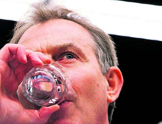 Britaanian pääministeri Tony Blair kostutti kurkkuaan EU:huippukokouksen budjettineuvottelujen välissä.