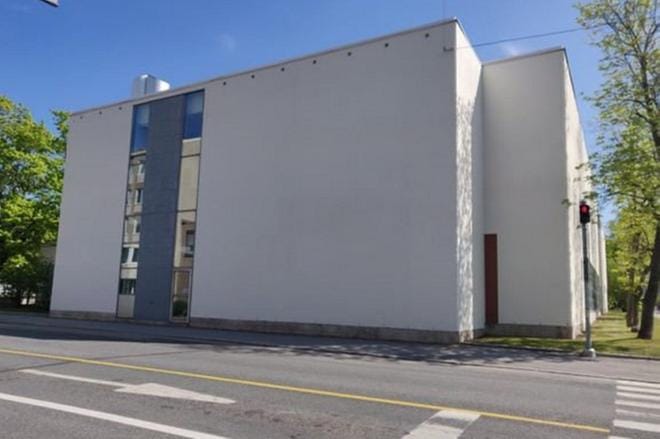Uusi muraali tulee Vasa Övningskolan lukion liikuntasalin länsipäätyyn Koulukadun puolelle, Koulukadun ja Vaasanpuistikon risteykseen. Kuva: Vaasan kaupunki / Sofia Murtoniemi