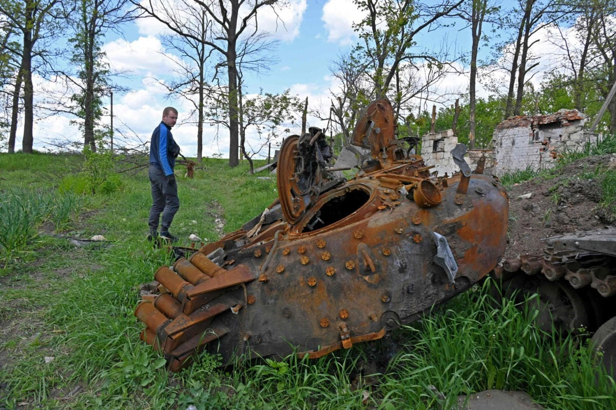 Venäjän kerrotaan erottaneen kenraaliluutnantin, jonka joukot eivät ole onnistuneet valtaamaan keskeistä Harkovan kaupunkia Ukrainan itäosassa. Paikallinen mies kulki tuhotun tankin ohi keskiviikkona kylässä lähellä Harkovaa. LEHTIKUVA / AFP