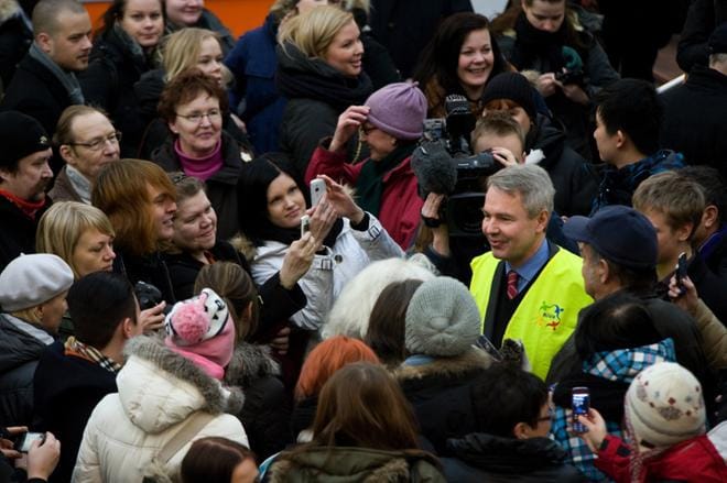 Ehdokkaan tila voi käydä ahtaaksi, kun väkeä tunkee tapaamaan joka suunnasta. Ruuhka voi olla myös turvallisuusriski. Vihreiden Pekka Haavisto sai kokea ihmisten innostuksen vuoden 2012 presidentinvaaleissa. Kuva Rewell Centeristä Vaasasta. ARKISTOKUVA: MINNA HIRVELÄ