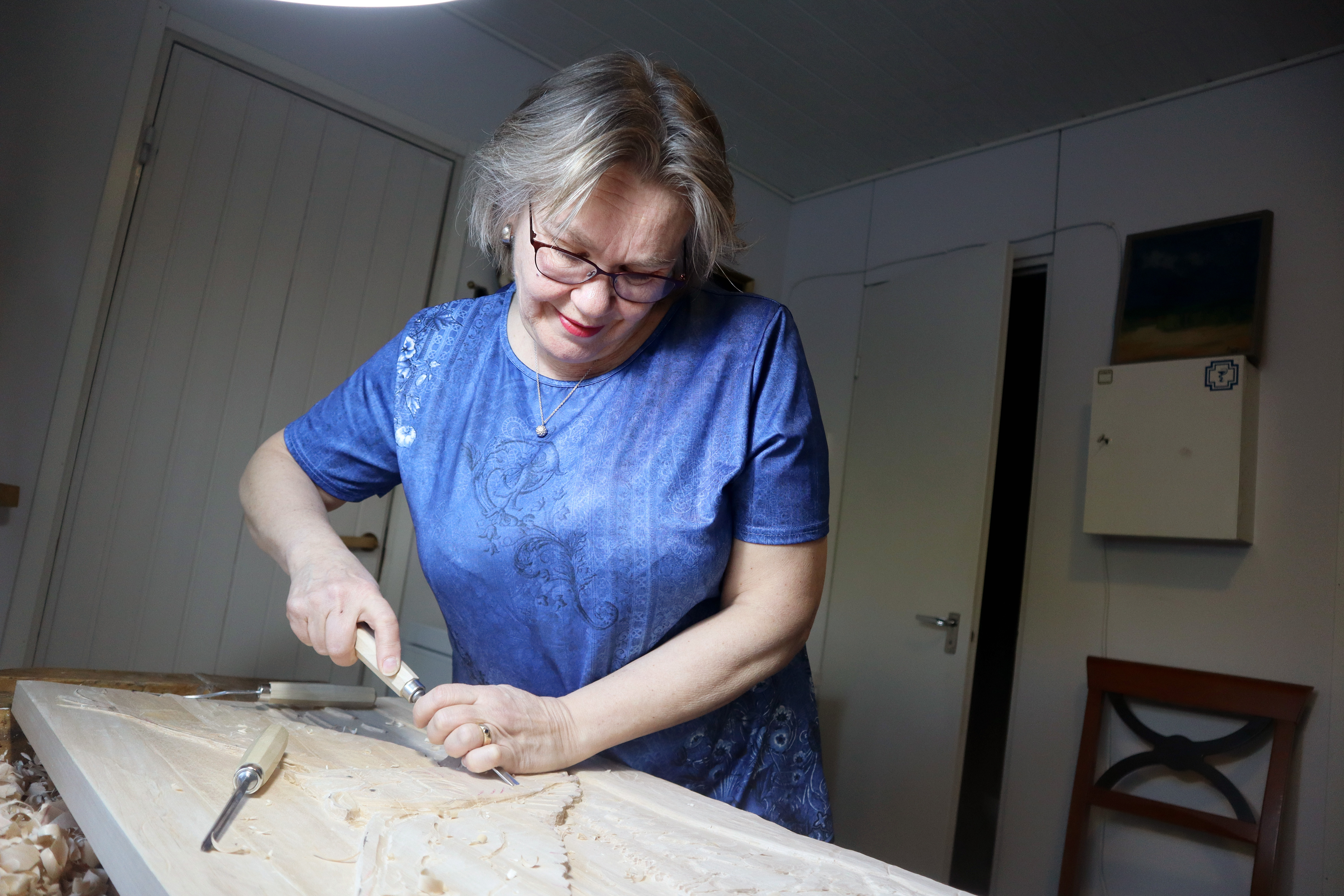 Taiteilijasuvun kasvatti löysi oman materiaalinsa Jurvassa – Perinteinen koristeveisto herätti hänessä kuitenkin kapinan