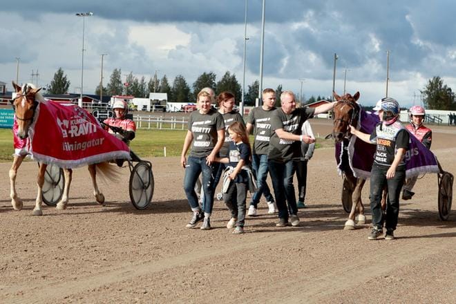 Ravikuningas Evartti ja sen tukijoukot juhlivat ravikuninkuutta sunnuntaina Seinäjoella. Vasemmalla ravikuningatar Suven Sametti. Kuva: Heikki Hakanen