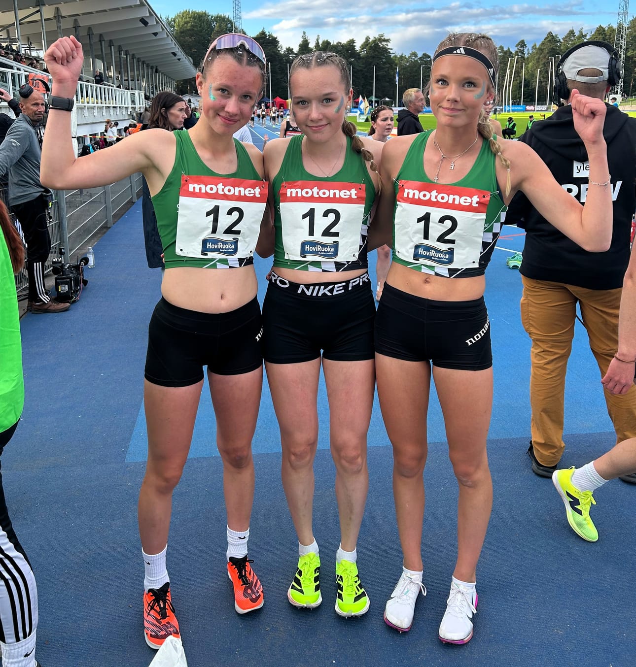 Siiri Kriikkula, Vilma Pentilä ja Ella Mettälä juoksivat Kauhajoen Karhulle SM-pronssia 17-vuotiaiden tyttöjen 3 x 800 metrin viestissä Lappeenrannassa lauantaina.