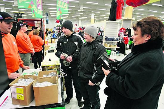 Padat pussiin. Henri (vas.) ja Riku Kylmänen kävivät keskiviikkona rakettiostoksilla äitinsä Liisa Kylmäsen kanssa. Iso patatulite oli poikien mieleen, vaikka myös pienet papatit vaihtoivat omistajaa.
