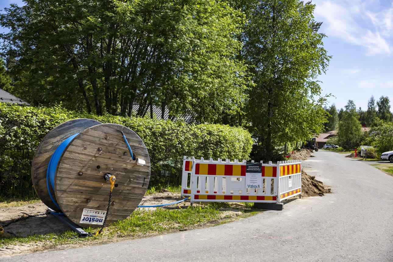 Valokuitukaapelityömaa Knuutilankankaalla. Arkistokuva kesäkuulta 2024.