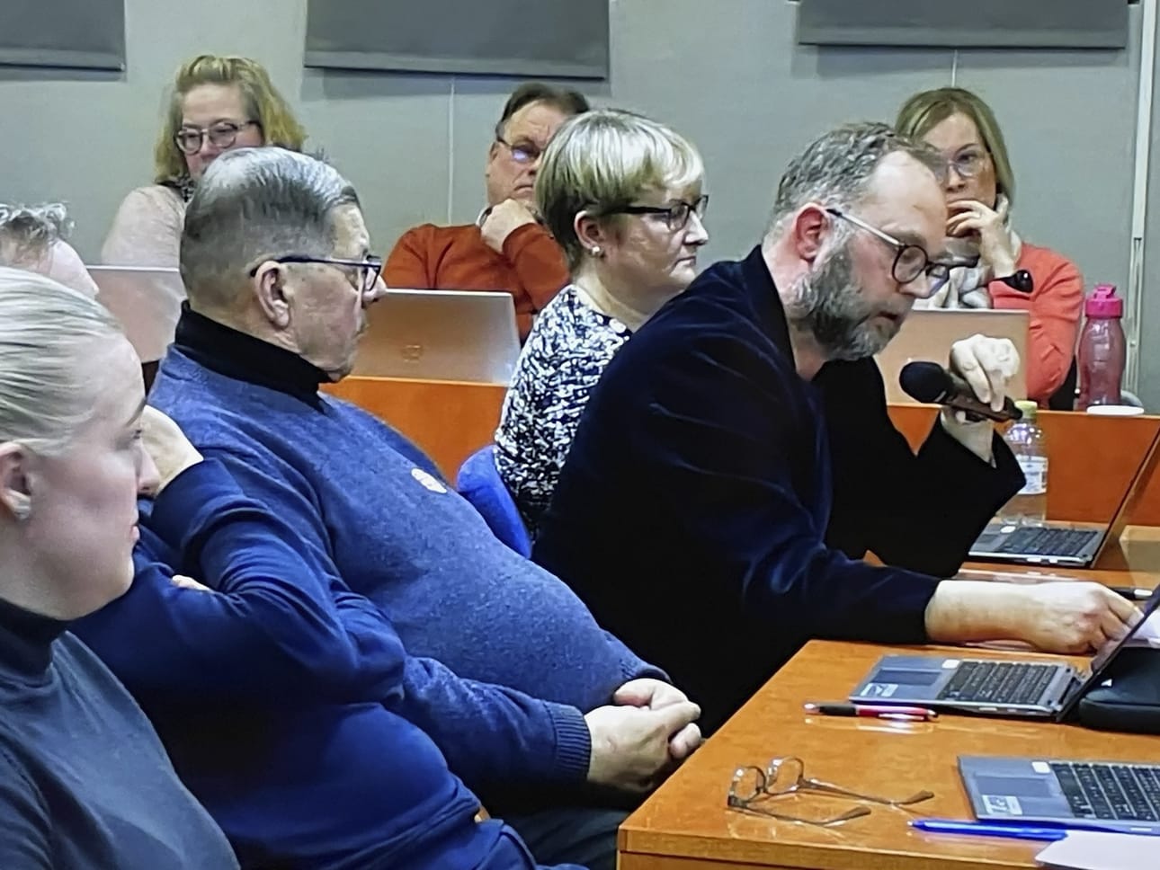 Tommi Oja olisi valmis avaamaan kouluverkkokeskustelun uudelleen. Juhani Kärki (keskellä) oli paikalla varavaltuutettuna ja toivoi, että valtuustoseminaarit, joissa asioita taustoitetaan, olisivat mahdollisia varavaltuutettujenkin osallistumiselle.