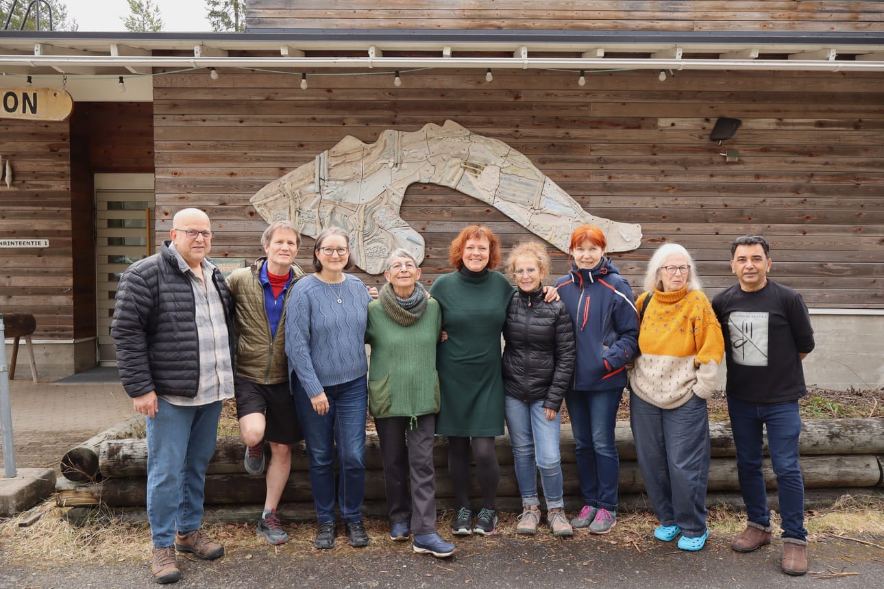 Diagonal11-ryhmän yhdeksän jäsentä Kirikeskuksen ulkoseinän muraalin edessä keskiviikkona. Vasemmalta Shamai Gibsh, Steve Hilton, Evelyne Schoenmann, Shulamit Millar, Viivi Varesvuo, Susan Beiner, Kylli Koiv, Janice Hunter ja Adil Writer. Patty Wouters ja muraalin aiheen keksinyt Regina Heinz olivat lähteneet kotimatkalle jo tiistaina.