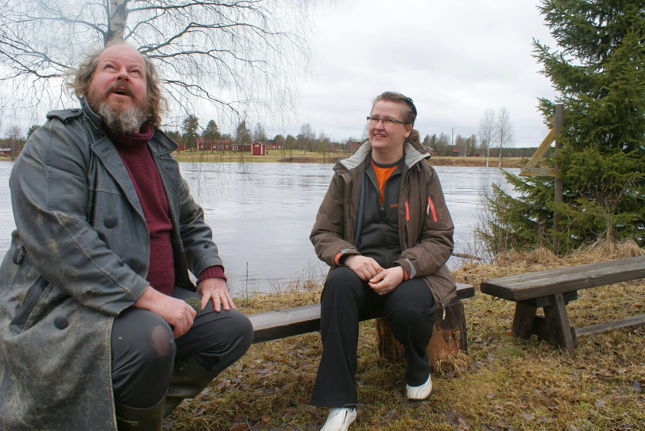 Anni-Inkeri Törmänen esitteli Jari Hietaselle tulvivan Livojokivarren luontoa ja maisemia.