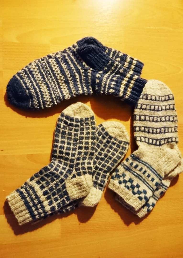Tuntematon lähettäjä on kutonut sinisävyisiä sukkia.