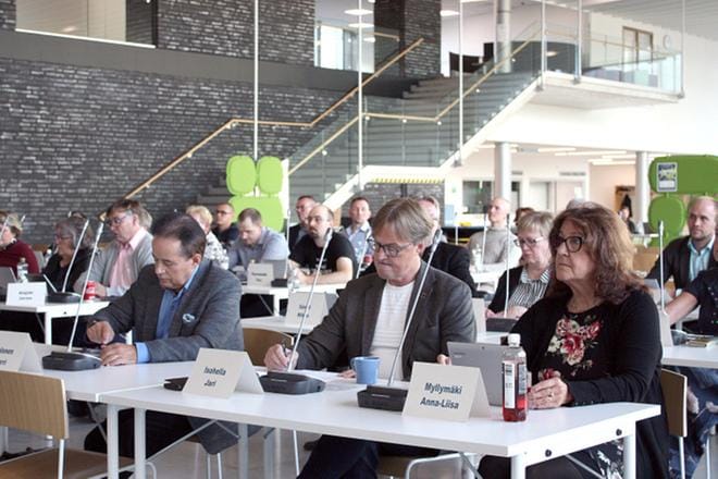 Kurikan valtuustosta löytyy laajasti eri näkemyksiä kaupungin mittavan osakesalkun hoidossa. Etualalla kuvassa kokoomuksen Harri Salonen, Jari Isohella ja Anna-Liisa Myllymäki. KUVA: JARMO PANULA