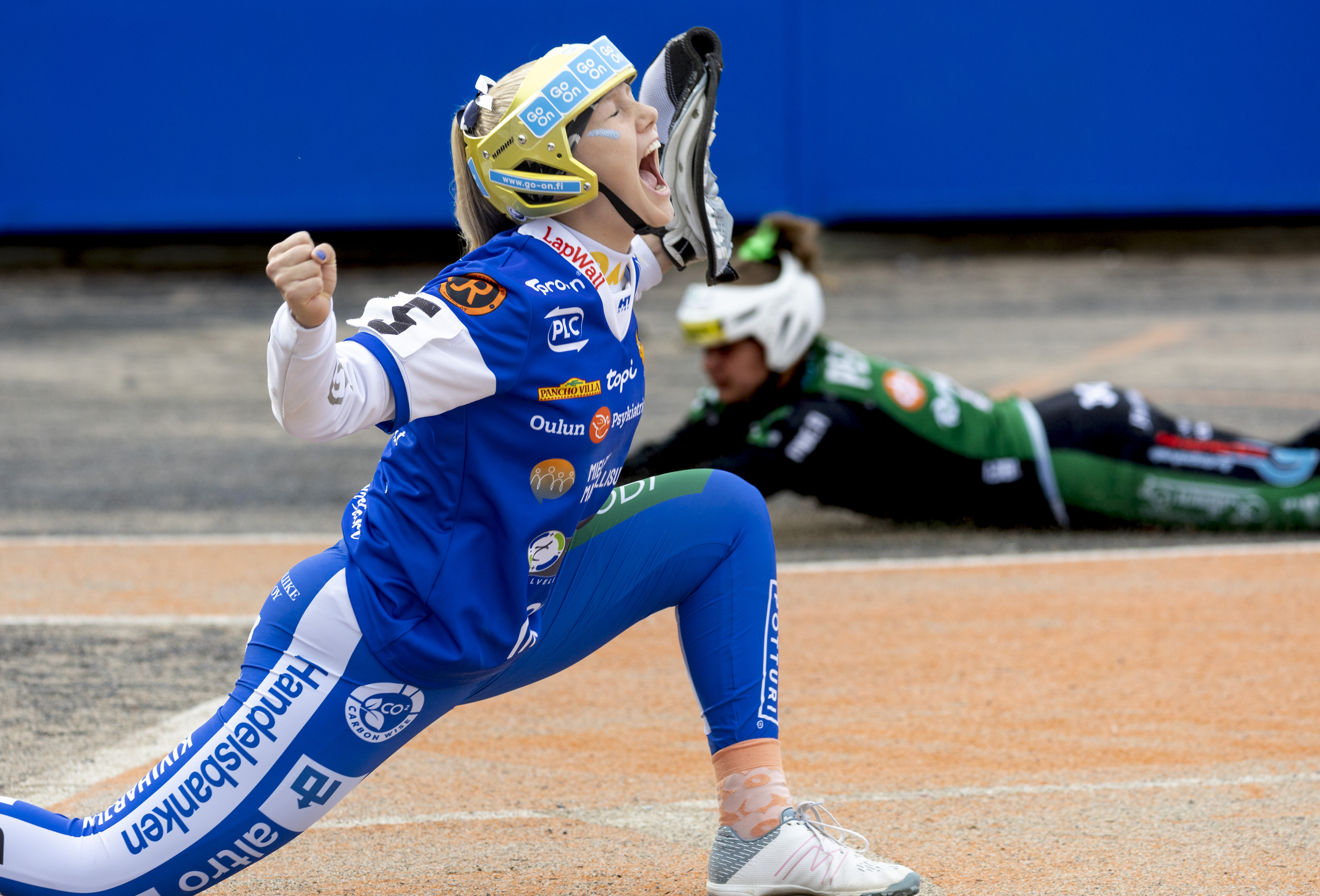 Lipon lukkari Aino Kesti tuulettaa antaumuksella.