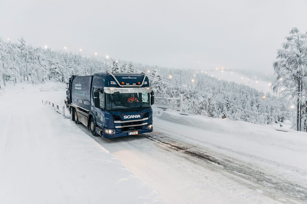 L&T:n mukaan Lapissa on yritysten jätteiden kierrätysasteessa vielä paljon nostamisen varaa. Kuvassa yhtiön jäteauto liikenteessä Kittilän Levillä.