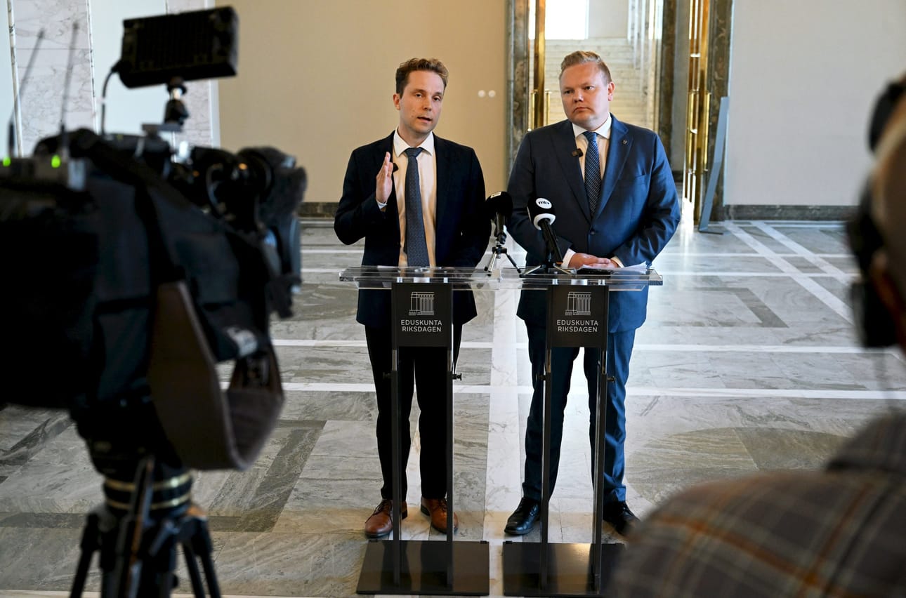 Keskustan varapuheenjohtaja Petri Honkonen sanoi keskustan tiedotustilaisuudessa eduskunnassa tiistaina, että vaikka Ukrainaa on ehdottomasti tuettava, senkään tekeminen yhteisvelalla ei ole perusteltua. LEHTIKUVA / VESA MOILANEN