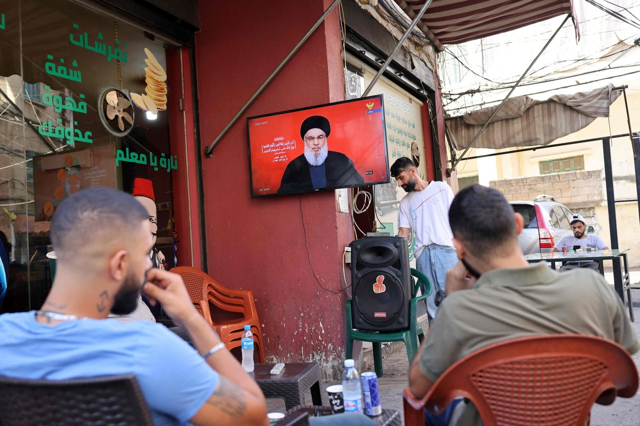 Äärijärjestö Hizbollahin johtaja Hassan Nasrallah piti torstaina ensimmäisen televisioidun puheensa räjähdysten jälkeen. Kuva on Beirutista. LEHTIKUVA / AFP